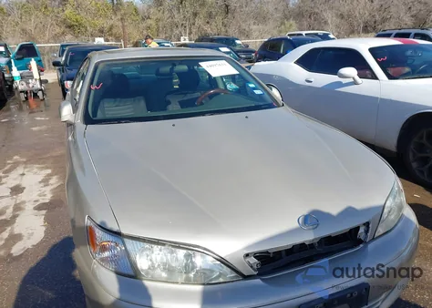 1998 Lexus Es 300 from USA, damaged, VIN JT8BF28G0W5033921